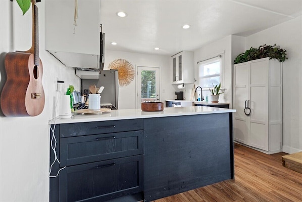 Refrigerador, microondas, horno, placa de cocina