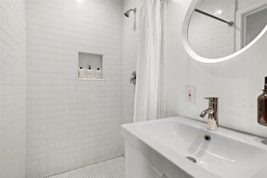 Shower, free toiletries, hair dryer, bidet