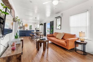 Living area - Beautiful BOHO Home by Beach, Downtown + Shops (San Diego)