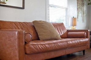 Living area - Beautiful BOHO Home by Beach, Downtown + Shops (San Diego)