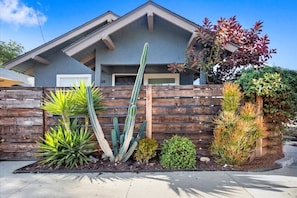 Exterior - Beautiful BOHO Home by Beach, Downtown + Shops (San Diego)