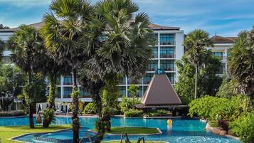 2 piscinas al aire libre, tumbonas