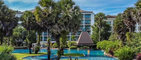 2 buitenzwembaden, ligstoelen bij het zwembad