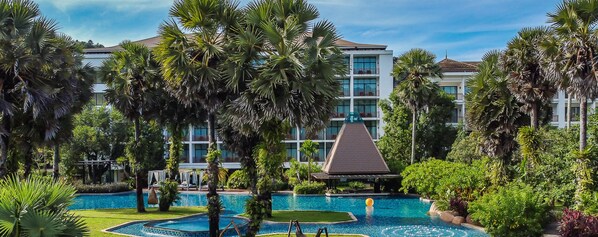 2 piscinas externas, espreguiçadeiras