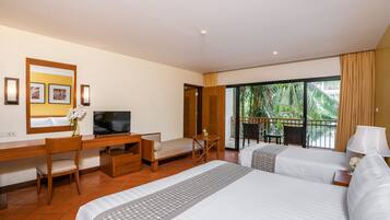 Habitación familiar, habitaciones comunicadas | Caja fuerte, escritorio, cortinas opacas y tabla de planchar con plancha