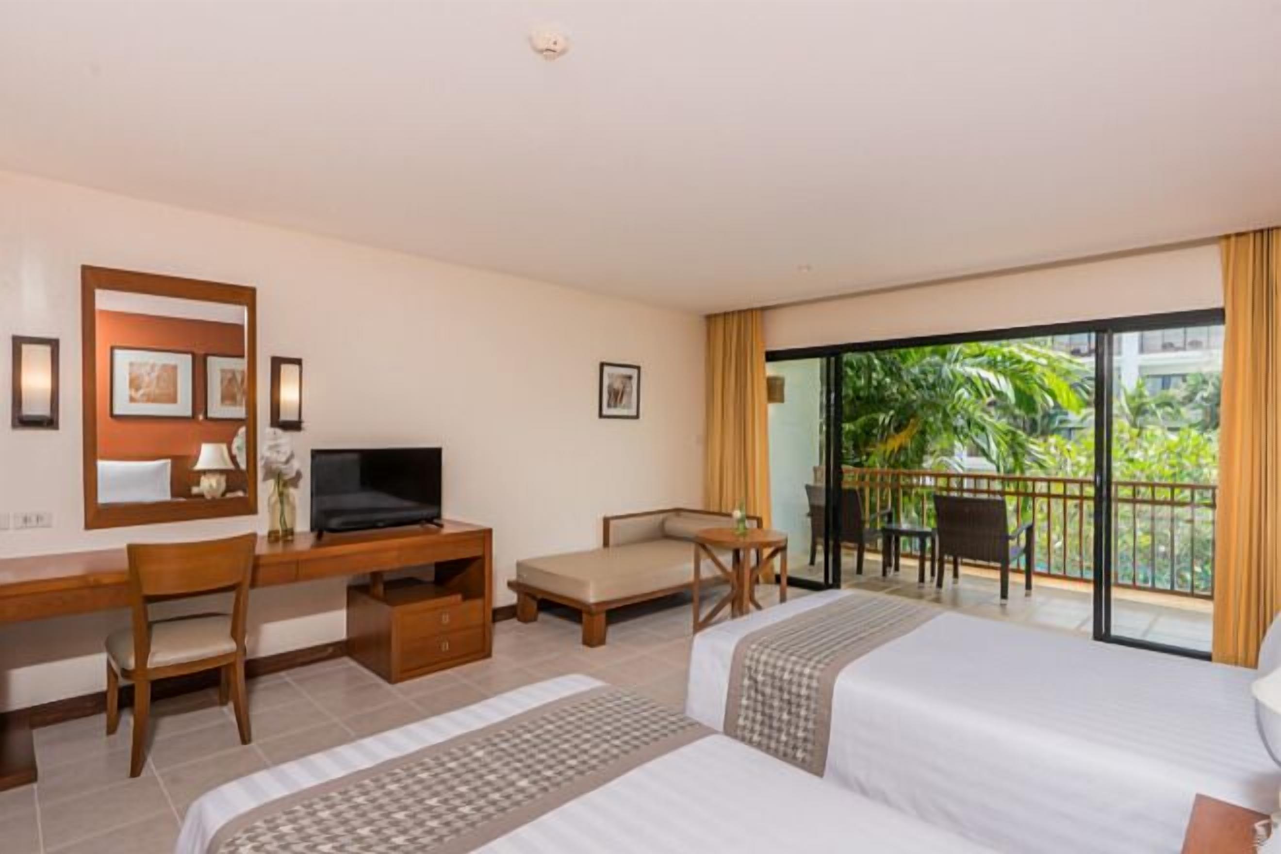 セーフティボックス (室内)、デスク、遮光カーテン、アイロン / アイロン台