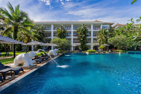 2 outdoor pools, pool loungers