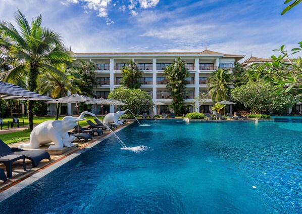 2 outdoor pools, pool loungers
