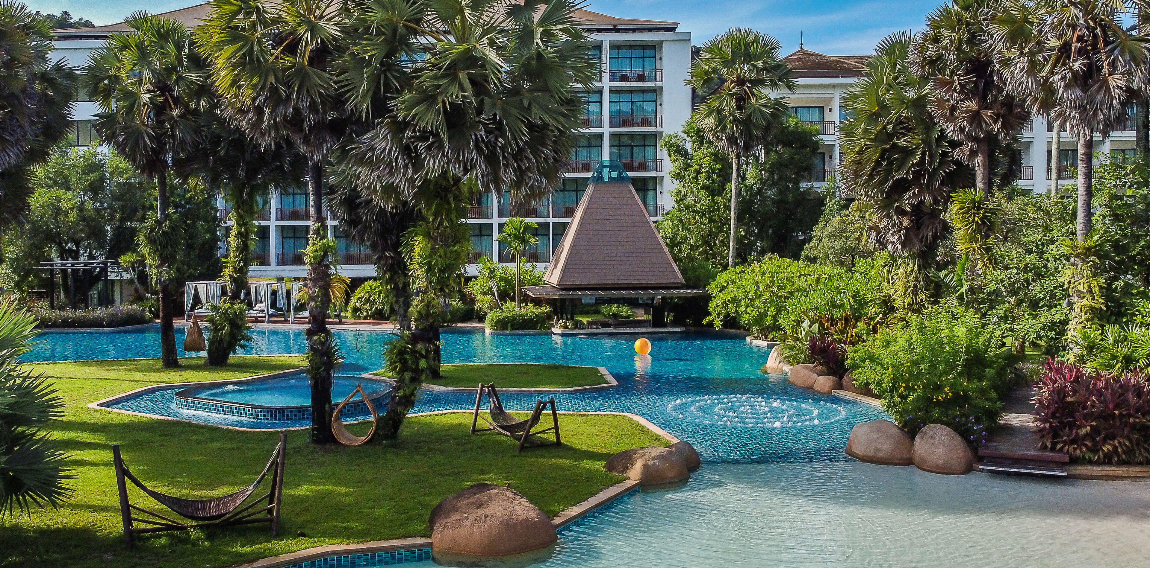 2 outdoor pools, pool loungers