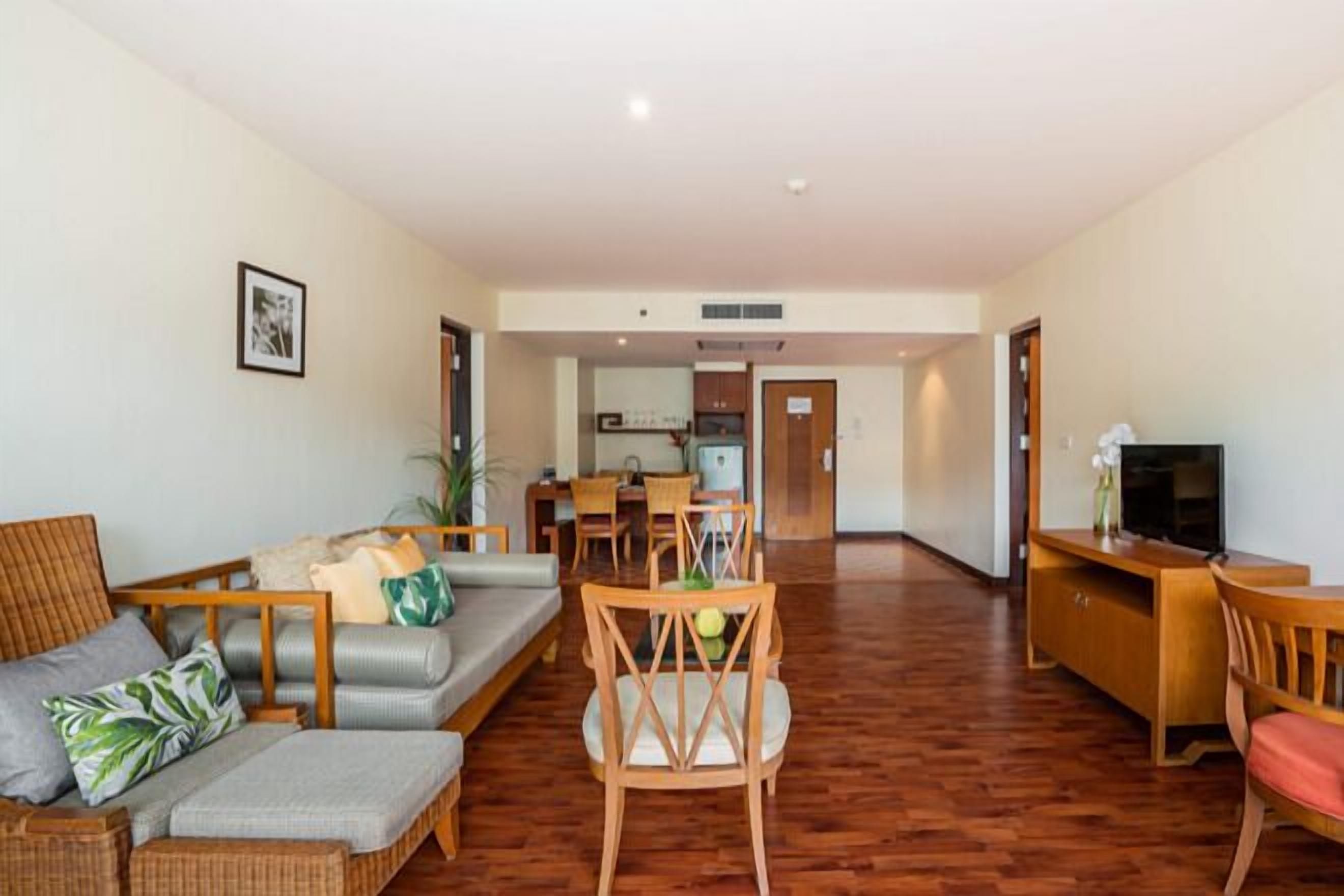 リビング エリア | LED テレビ、卓球台