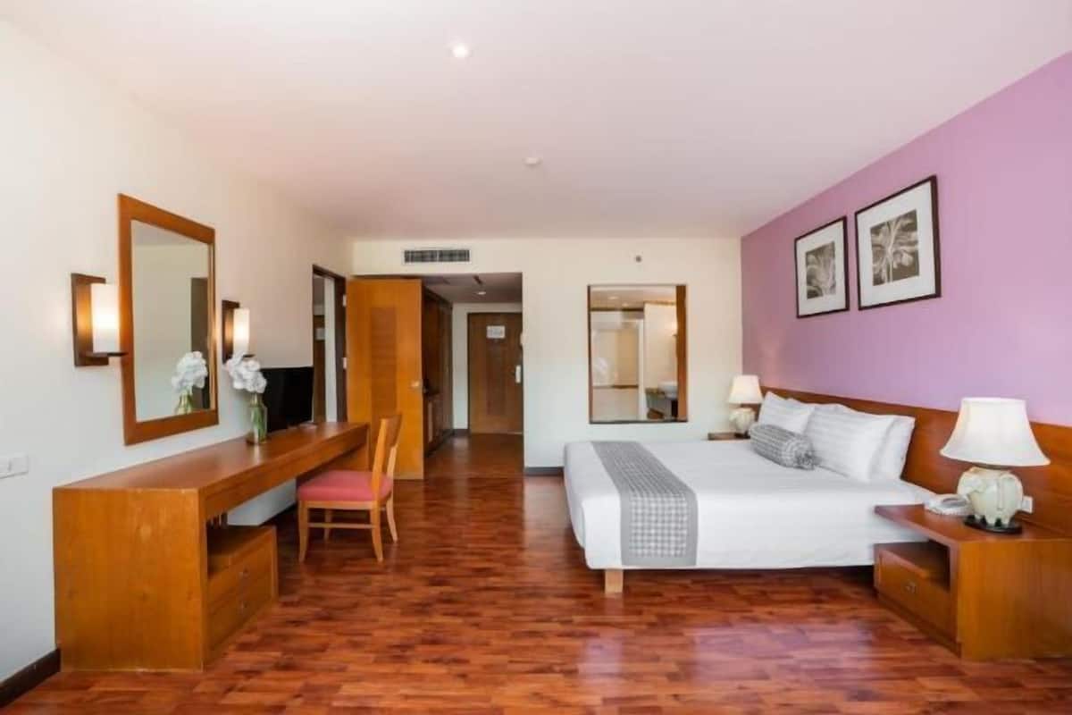 1 bedroom, in-room safe, desk, blackout curtains