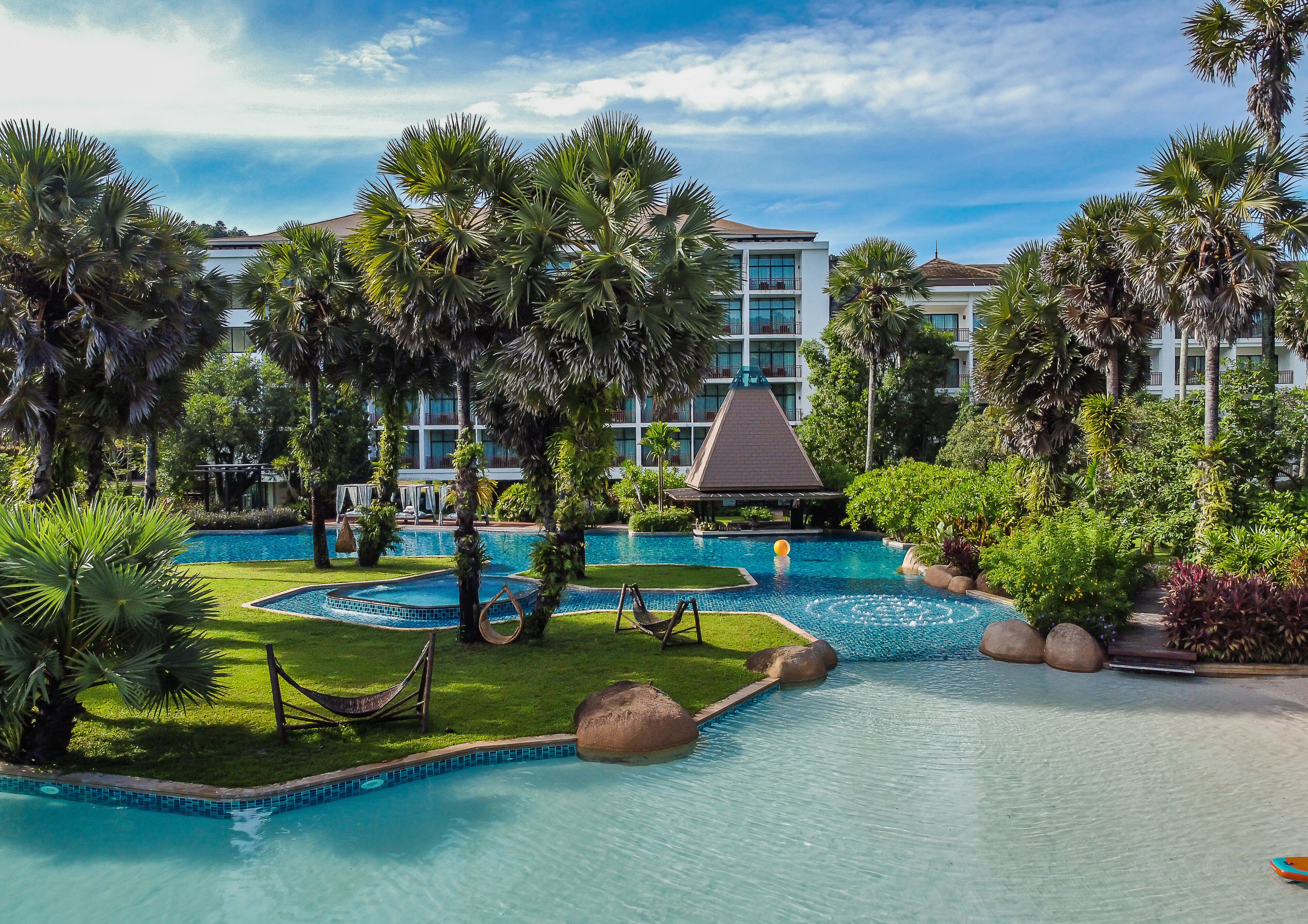 2 outdoor pools, pool loungers
