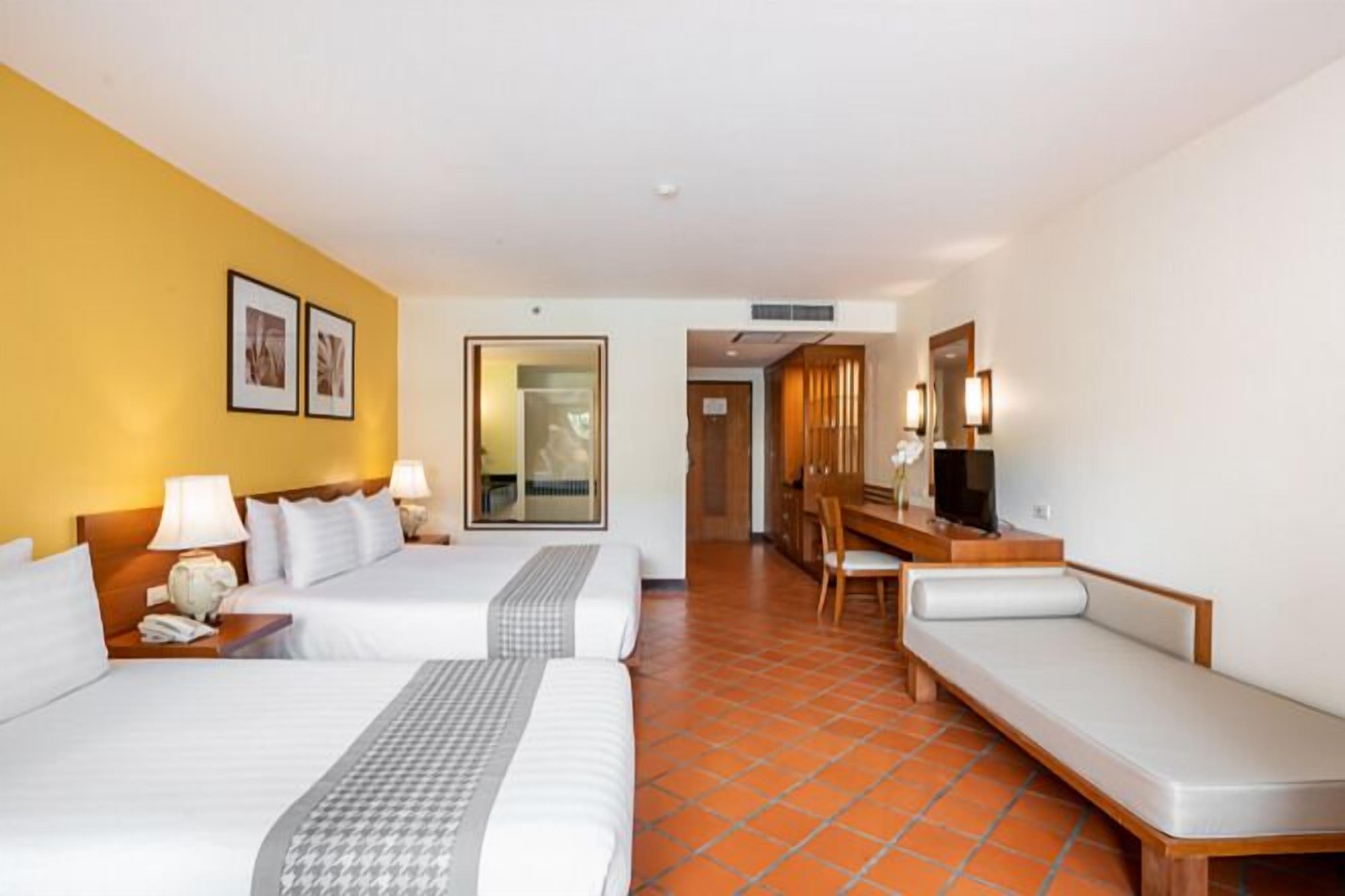 セーフティボックス (室内)、デスク、遮光カーテン、アイロン / アイロン台