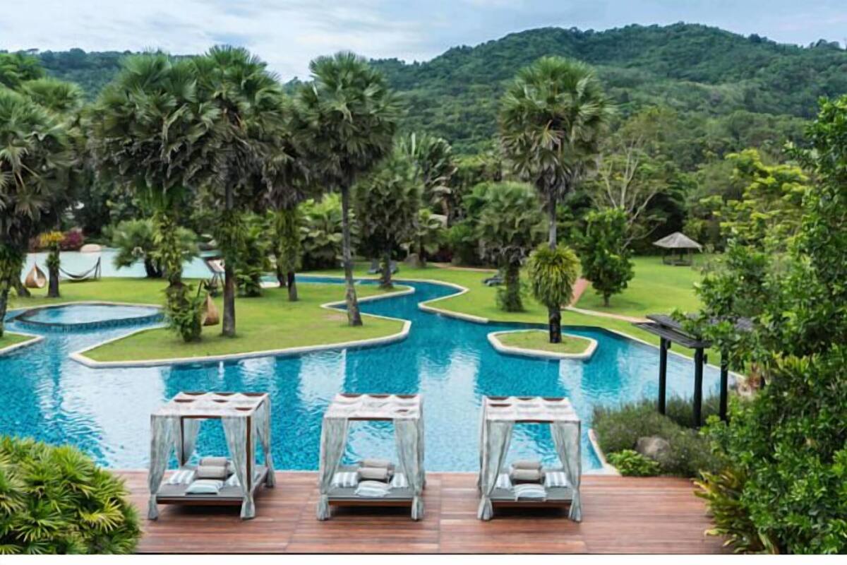 2 piscines extérieures, chaises longues