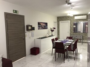 Appartement, 2 chambres, fumeurs, balcon | Restauration