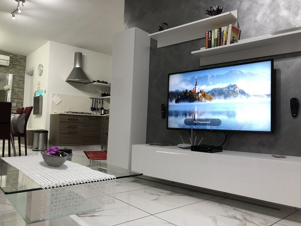 Apartment, 2 Bedrooms, Smoking, Balcony | Interior