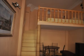 Apartemen, 1 kamar tidur | 1 kamar tidur, setrika/meja setrika, dan tempat tidur bayi