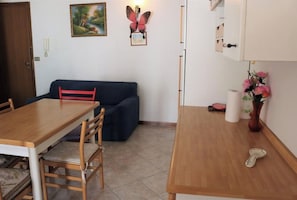 Apartment, 2 Schlafzimmer, Balkon, Stadtblick | Wohnbereich
