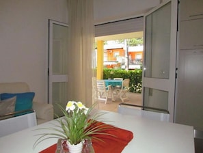 Departamento, 2 habitaciones, para fumadores, patio | Restaurantes