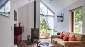 Una sala de estar con chimenea, un sofá y una mesa de centro.