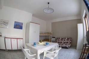 Studio, Terrasse | Wohnbereich | Fernseher