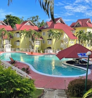 Appartement, 2 chambres, patio, vue jardin | Piscine | Piscine extérieure