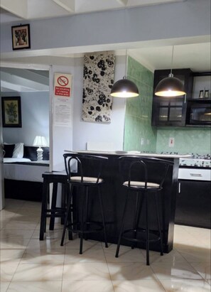 Apartment, 2 Bedrooms, Patio, Garden View | Dining