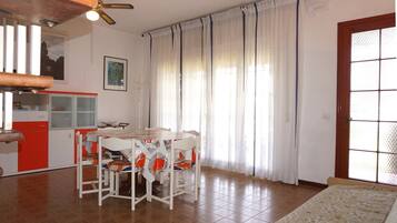 Villa, 3 Bedrooms, Balcony, Garden View | Interior