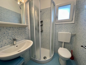 Appartement, 2 chambres, balcon | Salle de bain