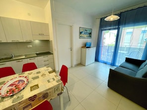 Appartement, 2 chambres, balcon | Salle à manger