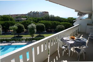 Outdoor dining - Beautiful Beachfront Apartment-pool-ac by Beahost Rentals (Caorle)
