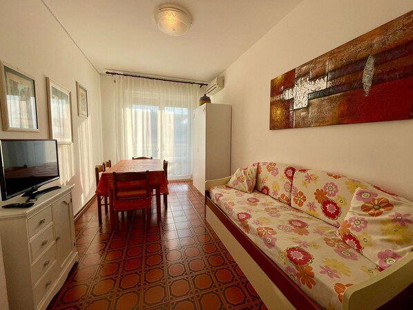 Apartment, 1 Bedroom, Balcony, City View | Living room