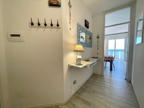 Apartment, 2 Schlafzimmer, Balkon, Meerblick | Innenbereich