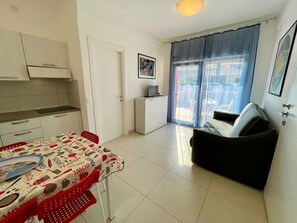 Appartement, 2 chambres, patio, vue jardin | Coin séjour