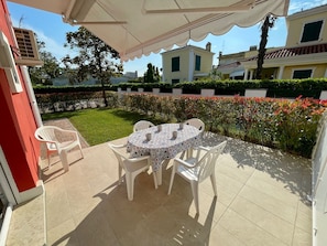 Apartamento, 2 quartos, varanda, vista para o jardim | Terraço/pátio