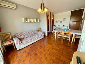 อพาร์ทเมนท์, 2 ห้องนอน, ระเบียง, วิวเมือง | ห้องนั่งเล่น