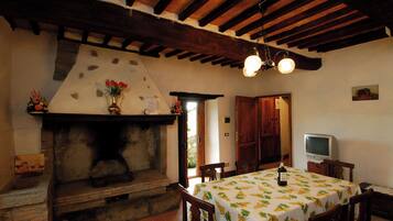 Apartment, 2 Bedrooms, Smoking, Fireplace | Dining