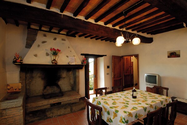 Apartment, 2 Bedrooms, Smoking, Fireplace | Dining - Agriturismo La Piaggia Vivo D'orcia - "once Upon a Time" Apartment - 3 Guests (Castiglione d'Orcia)