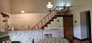Apartamento, 2 quartos, para fumantes, lareira | Sala de jantar