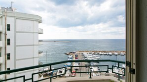 A balcony with a view of a marina and the sea. - Bluemarine Apartment (Gallipoli)