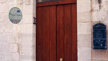 Apartment, 2 Bedrooms, Balcony | Property entrance