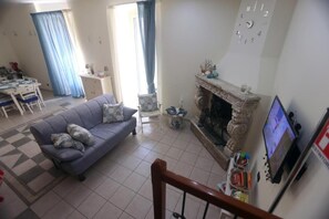 Apartamento, 2 quartos, sacada | Área de estar | TV de tela plana