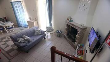 Apartment, 2 Schlafzimmer, Balkon | Wohnbereich | Flachbildfernseher