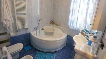 Appartement, 2 chambres, balcon | Salle de bain