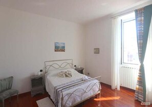 Apartamento, 2 quartos, sacada | 2 quartos, ferros/tábuas de passar roupa, Wi-Fi de cortesia