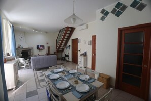 Apartamento, 2 quartos, sacada | Área de estar | TV de tela plana