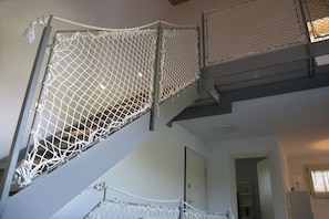 A staircase with a netted handrail and metal railings. - Ville Golf - the Golfette 2 (Manerba del Garda)