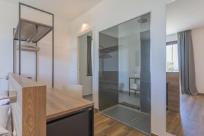 Room, 1 Bedroom, Balcony, Garden View | Bathroom shower - Room-insula Felix - Deluxe Triple Room w (Moniga del Garda)