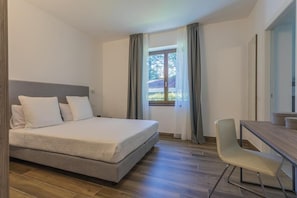 Chambre, 1 chambre, balcon, vue sur le jardin | 1 chambre, coffre-fort pour ordinateur portable