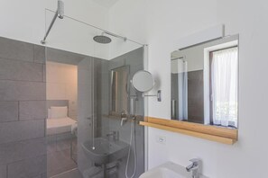 Habitación, 1 habitación, balcón, vistas al jardín | Servicios del cuarto de baño